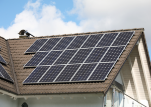 Installation de panneaux solaires photovoltaïques sur un toit