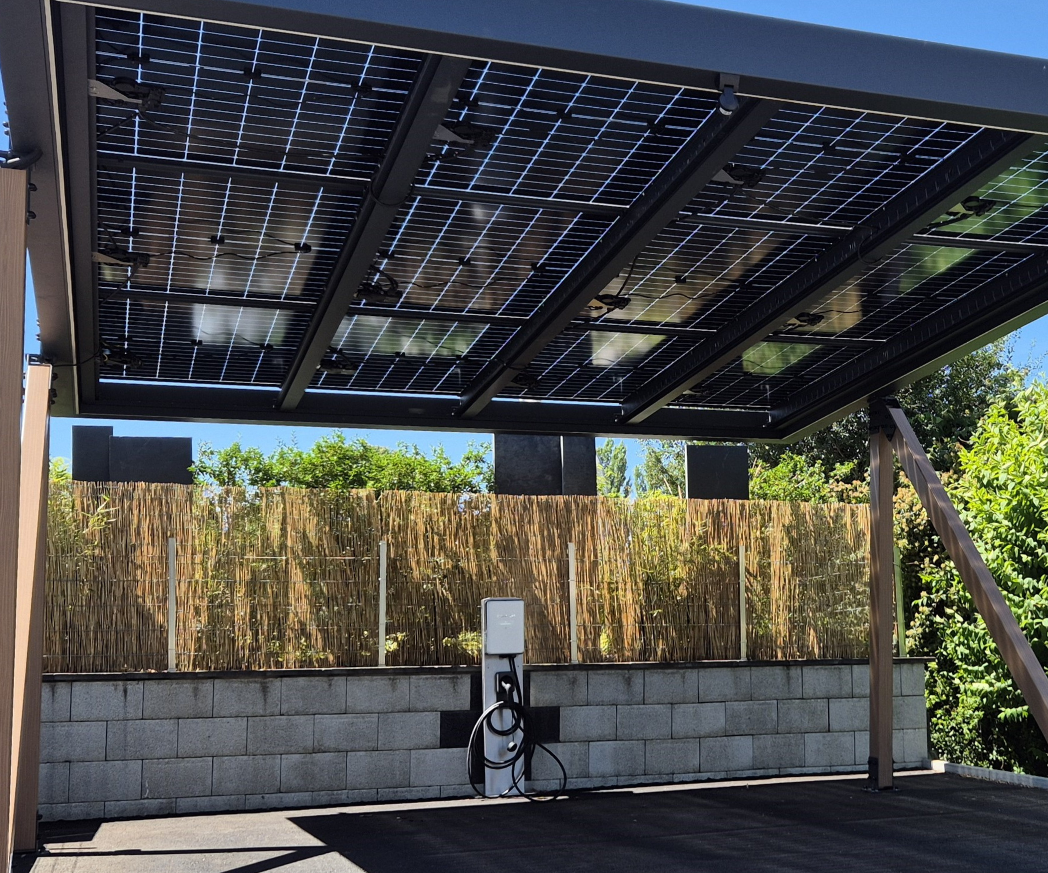 Réalisation de carport solaire naoenergy en Suisse romande