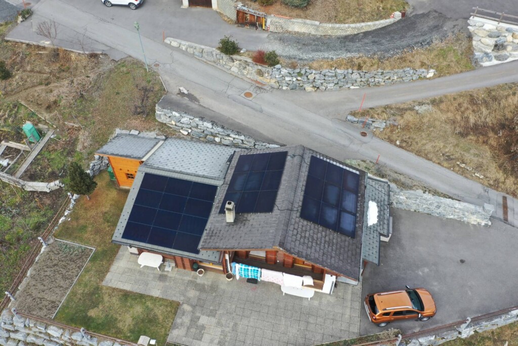 Panneaux photovoltaïques pour domicile, conçus pour maximiser l'efficacité énergétique et réduire les coûts d'électricité. Installation disponible dans les principales villes de Suisse romande, notamment Genève, Lausanne, Fribourg, Neuchâtel, Yverdon-les-Bains, Sion, Montreux et Vevey.