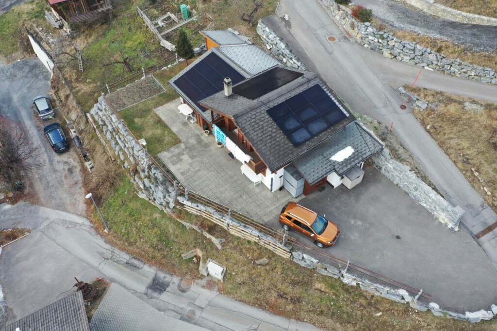 Panneaux photovoltaïques pour domicile, conçus pour maximiser l'efficacité énergétique et réduire les coûts d'électricité. Installation disponible dans les principales villes de Suisse romande, notamment Genève, Lausanne, Fribourg, Neuchâtel, Yverdon-les-Bains, Sion, Montreux et Vevey.