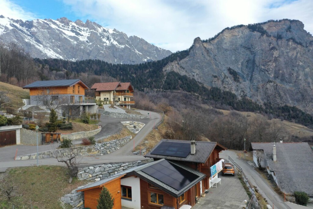 Panneaux photovoltaïques pour domicile, conçus pour maximiser l'efficacité énergétique et réduire les coûts d'électricité. Installation disponible dans les principales villes de Suisse romande, notamment Genève, Lausanne, Fribourg, Neuchâtel, Yverdon-les-Bains, Sion, Montreux et Vevey.