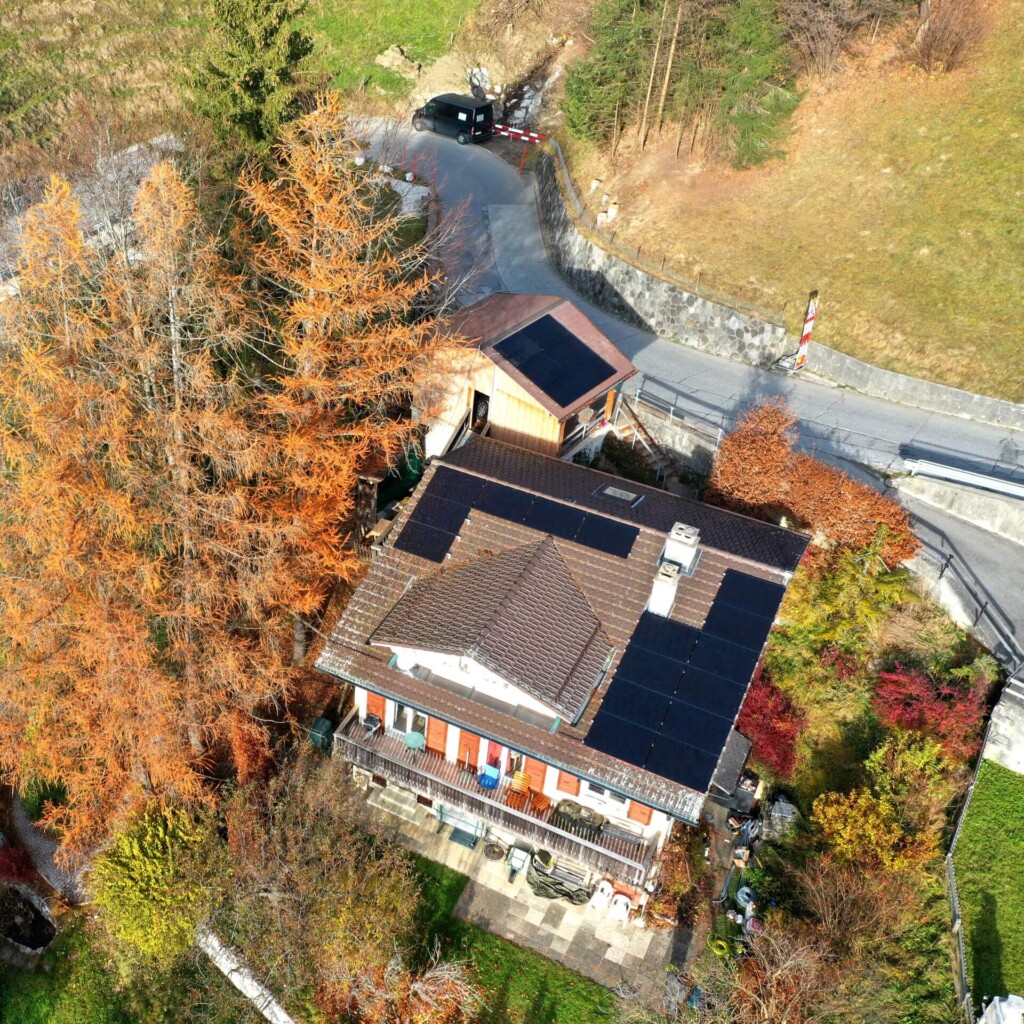 Panneaux photovoltaïques pour domicile, conçus pour maximiser l'efficacité énergétique et réduire les coûts d'électricité. Installation disponible dans les principales villes de Suisse romande, notamment Genève, Lausanne, Fribourg, Neuchâtel, Yverdon-les-Bains, Sion, Montreux et Vevey.