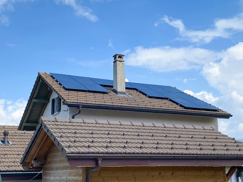 Panneaux photovoltaïques pour domicile, conçus pour maximiser l'efficacité énergétique et réduire les coûts d'électricité. Installation disponible dans les principales villes de Suisse romande, notamment Genève, Lausanne, Fribourg, Neuchâtel, Yverdon-les-Bains, Sion, Montreux et Vevey.