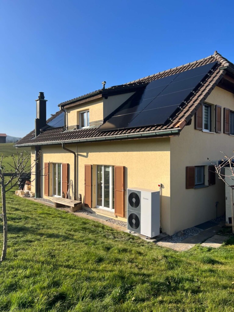Panneaux photovoltaïques maison suisse toit haute gamme, conçus pour maximiser l'efficacité énergétique et réduire les coûts d'électricité. devis gratuit suisse romande Genève, Lausanne, Fribourg Neuchâtel Yverdon-les-Bains Sion Montreux Vevey