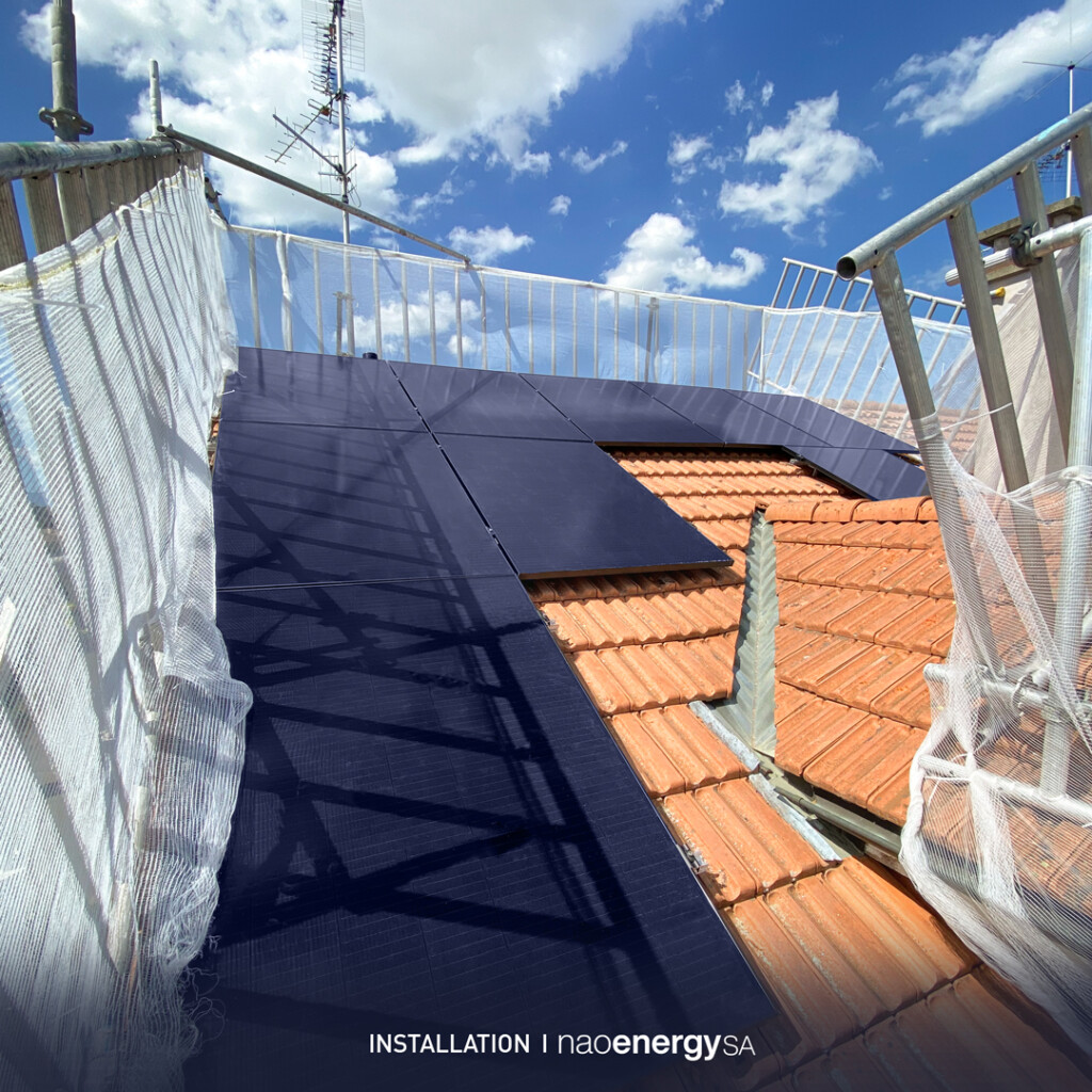 Panneaux photovoltaïques pour domicile, conçus pour maximiser l'efficacité énergétique et réduire les coûts d'électricité. Installation disponible dans les principales villes de Suisse romande, notamment Genève, Lausanne, Fribourg, Neuchâtel, Yverdon-les-Bains, Sion, Montreux et Vevey.