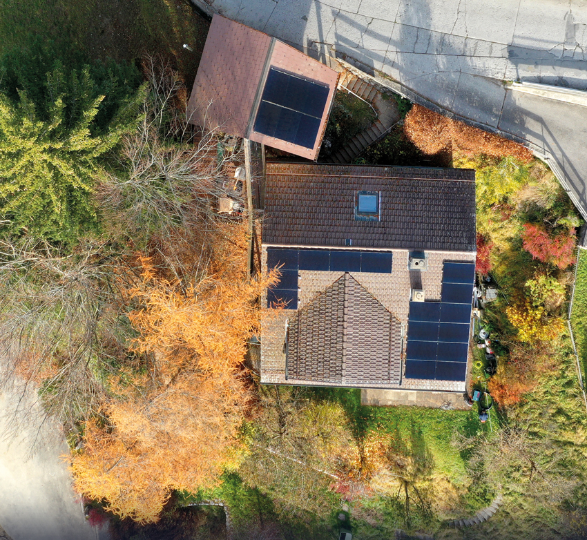 Panneaux photovoltaïques pour domicile, conçus pour maximiser l'efficacité énergétique et réduire les coûts d'électricité. Installation disponible dans les principales villes de Suisse romande, notamment Genève, Lausanne, Fribourg, Neuchâtel, Yverdon-les-Bains, Sion, Montreux et Vevey.