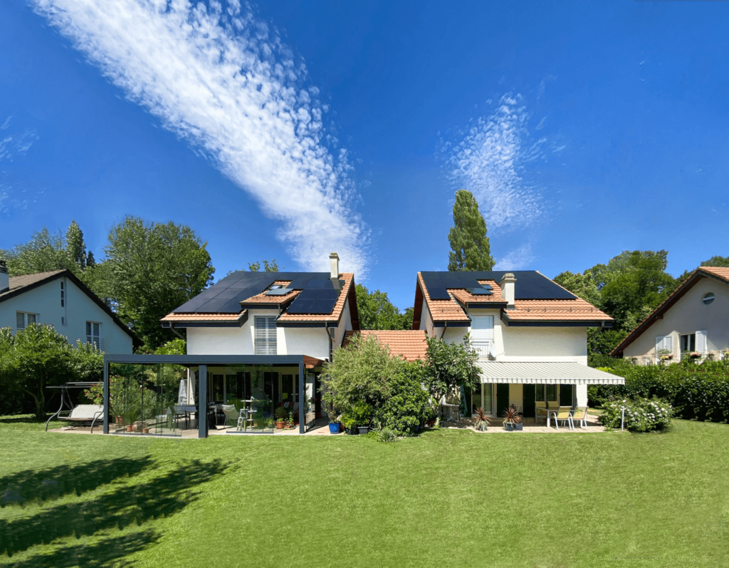 Panneaux photovoltaïques maison suisse toit haute gamme, conçus pour maximiser l'efficacité énergétique et réduire les coûts d'électricité. devis gratuit suisse romande Genève, Lausanne, Fribourg Neuchâtel Yverdon-les-Bains Sion Montreux Vevey