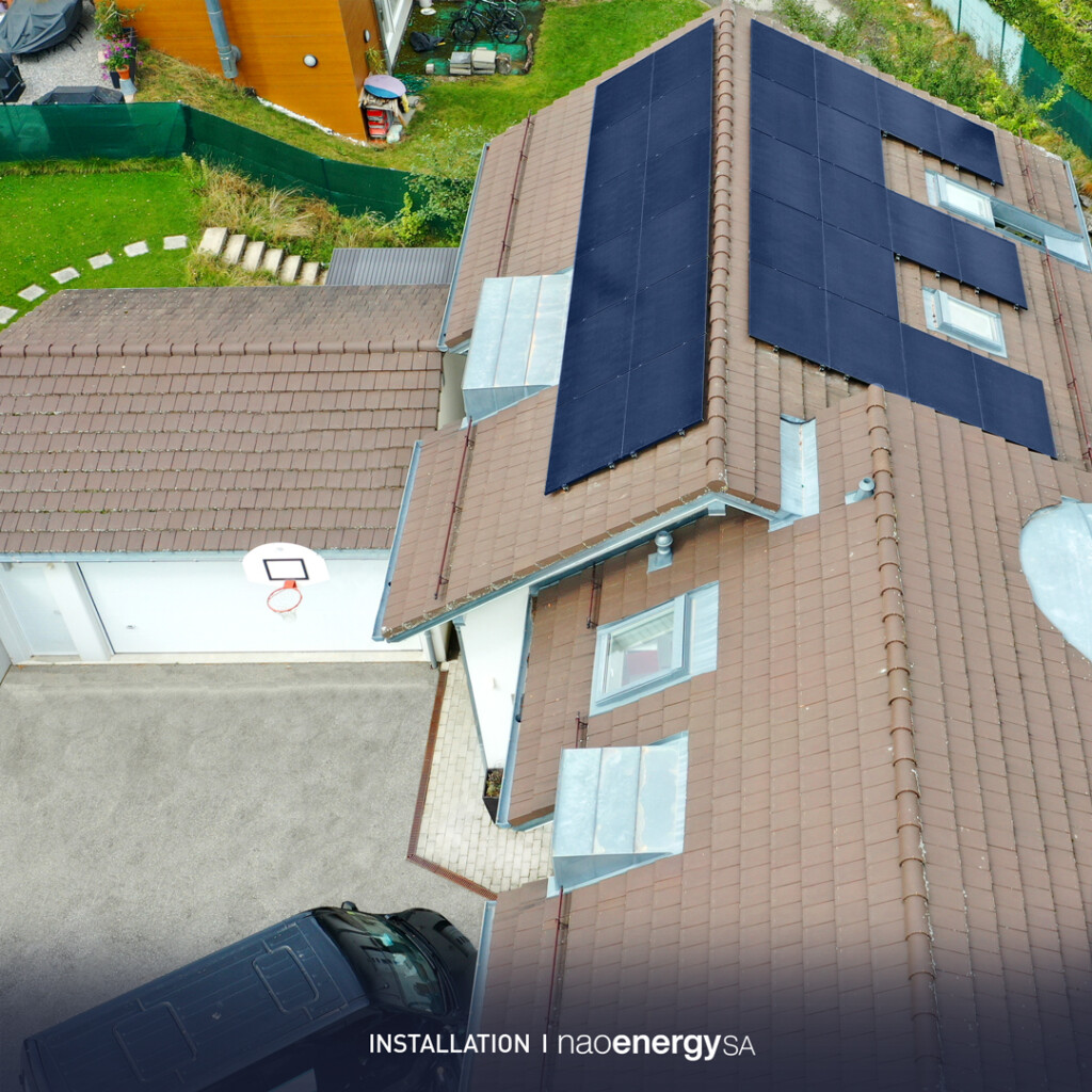 Panneaux photovoltaïques pour domicile, conçus pour maximiser l'efficacité énergétique et réduire les coûts d'électricité. Installation disponible dans les principales villes de Suisse romande, notamment Genève, Lausanne, Fribourg, Neuchâtel, Yverdon-les-Bains, Sion, Montreux et Vevey.