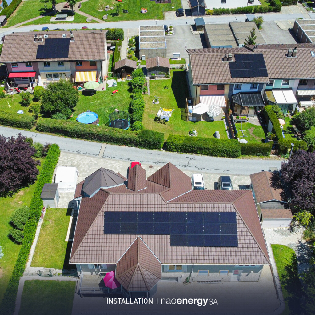 Panneaux photovoltaïques maison suisse toit haute gamme, conçus pour maximiser l'efficacité énergétique et réduire les coûts d'électricité. devis gratuit suisse romande Genève, Lausanne, Fribourg Neuchâtel Yverdon-les-Bains Sion Montreux Vevey