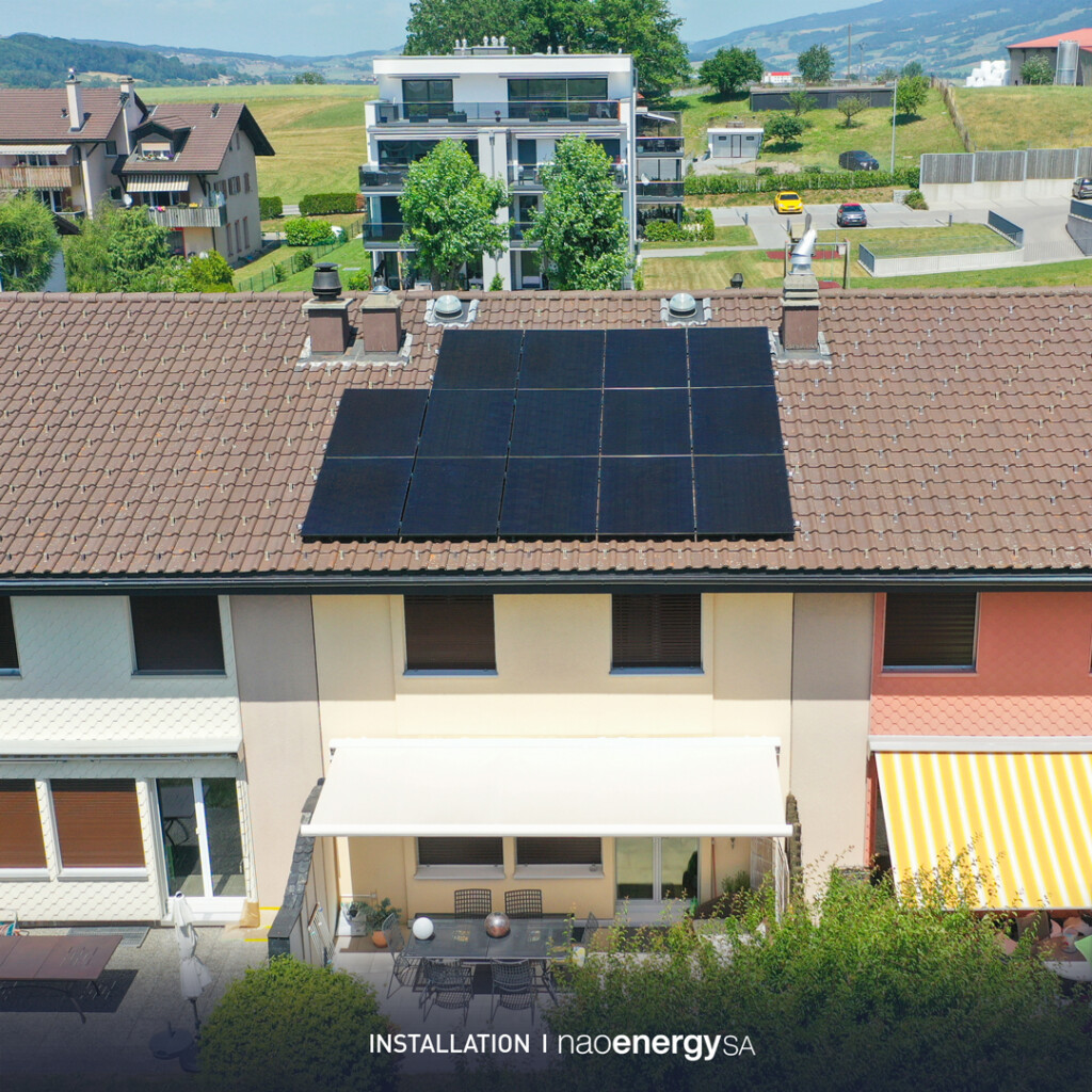 Panneaux photovoltaïques maison suisse toit haute gamme, conçus pour maximiser l'efficacité énergétique et réduire les coûts d'électricité. devis gratuit suisse romande Genève, Lausanne, Fribourg Neuchâtel Yverdon-les-Bains Sion Montreux Vevey