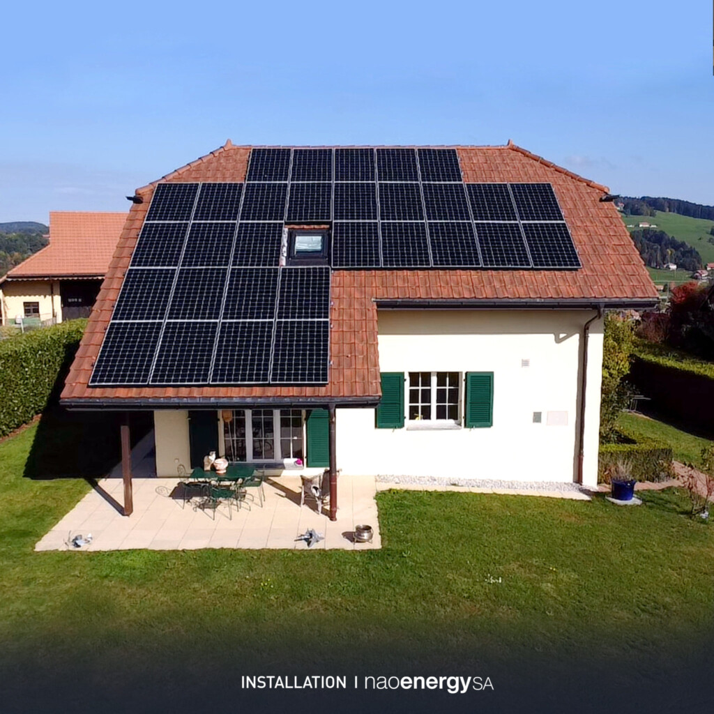 Panneaux photovoltaïques pour domicile, conçus pour maximiser l'efficacité énergétique et réduire les coûts d'électricité. Installation disponible dans les principales villes de Suisse romande, notamment Genève, Lausanne, Fribourg, Neuchâtel, Yverdon-les-Bains, Sion, Montreux et Vevey.