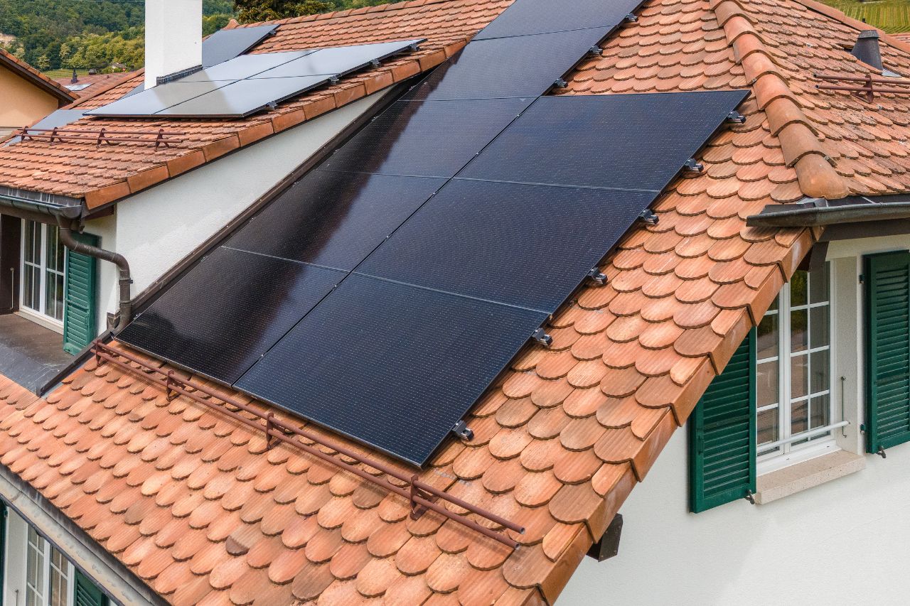 Panneaux solaires photovoltaïques sur toiture en Suisse romande