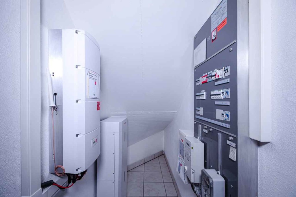 Onduleur et batterie de stockage dans le local technique de la maison à Gilly