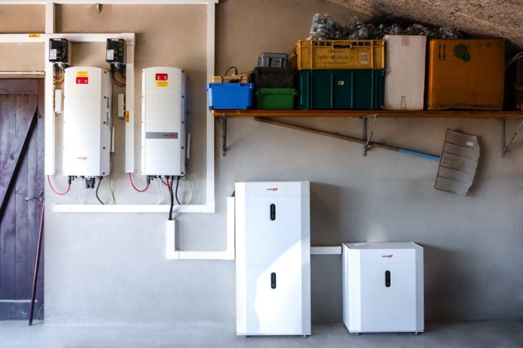 Batteries de stockage et onduleurs SolarEdge installés dans le garage à Croix-de-Rozon