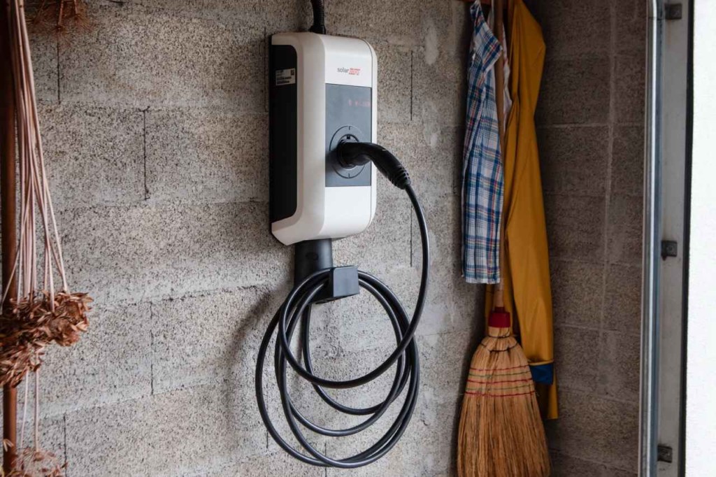 Borne de recharge triphasée 22 kW installée dans le garage à Gilly