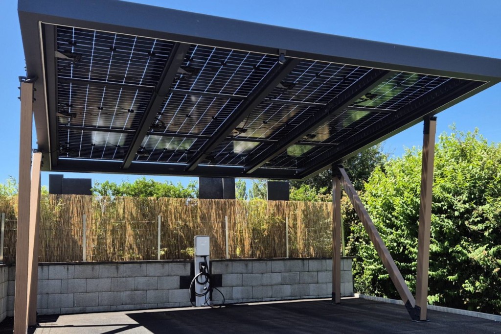 Carport solaire avec borne de recharge pour véhicule électrique à Misery-Courtion