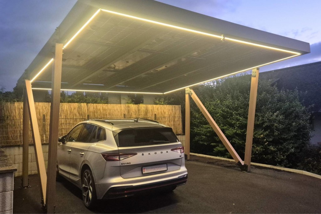 Carport solaire avec éclairage LED intégré de nuit à Misery-Courtion