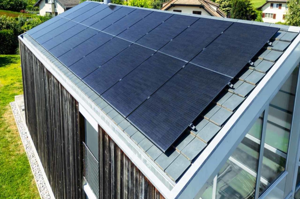 Panneaux photovoltaïques SunPower installés sur la toiture à Commugny