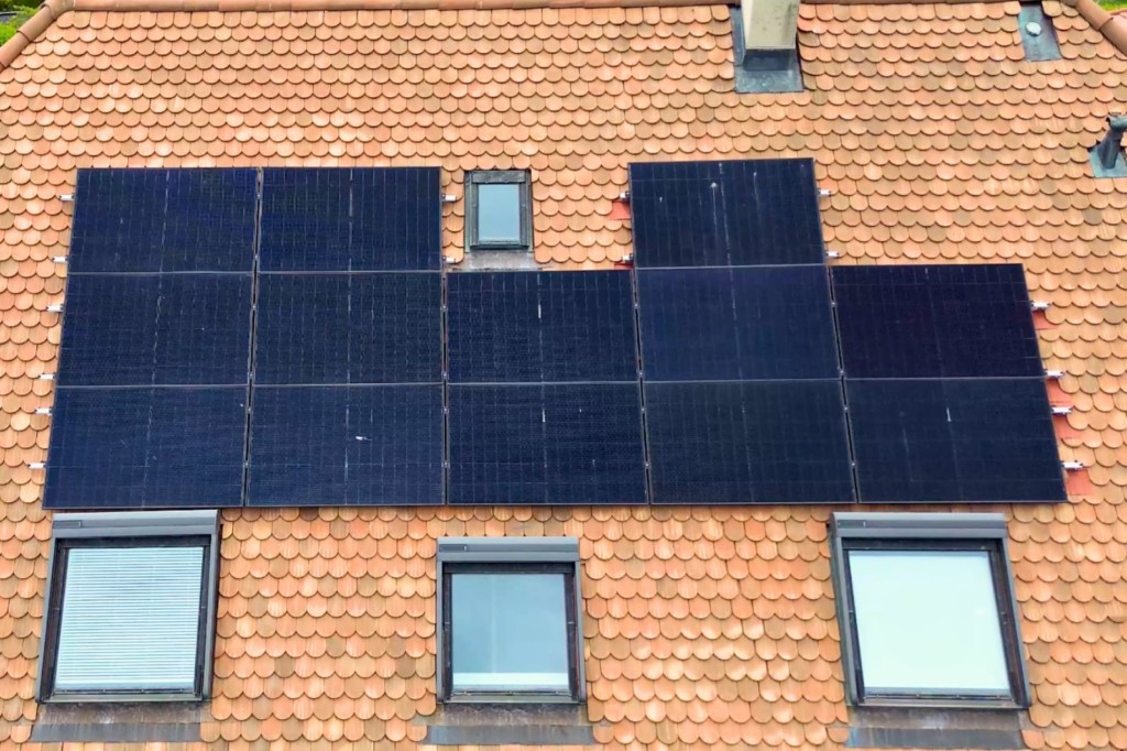 Panneaux solaires à hétérojonction posés sur la toiture en tuiles à Denens