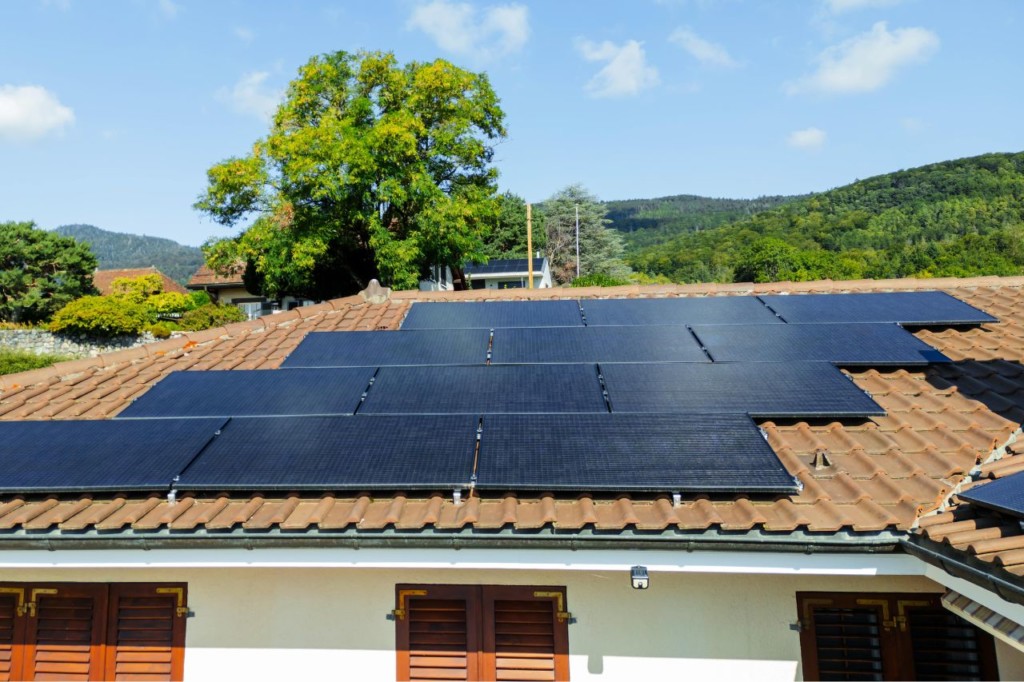 Panneaux photovoltaïques SunPower installés sur la toiture à Givrins