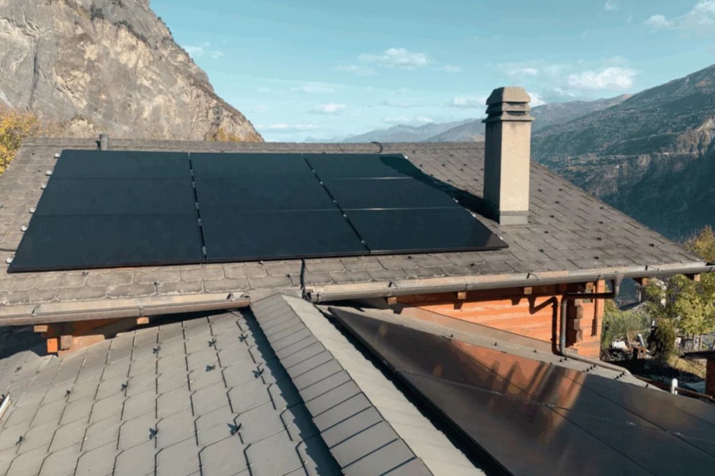 Panneaux photovoltaïques installés sur le toit du chalet à Leytron