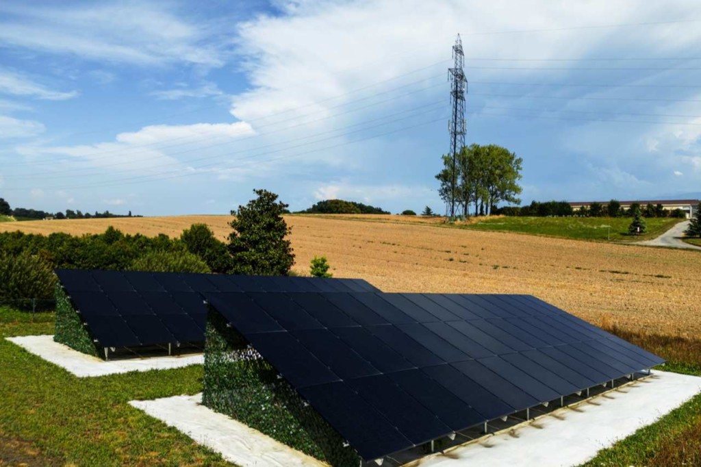 Rangées de panneaux photovoltaïques au sol dans le terrain de la propriété à Founex