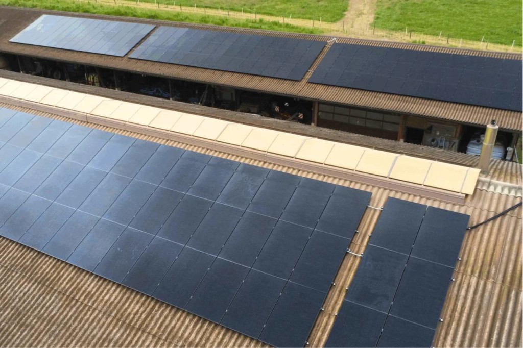 Panneaux photovoltaïques installés sur les toitures des bâtiments agricoles à Gressy