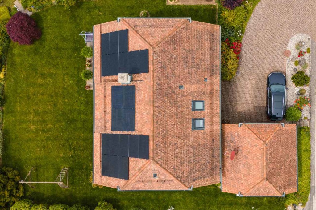 Vue aérienne des 20 panneaux solaires sur la toiture de la maison à Gilly