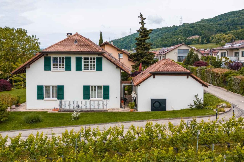 Maison individuelle rénovée avec installation solaire complète à Gilly, canton de Vaud