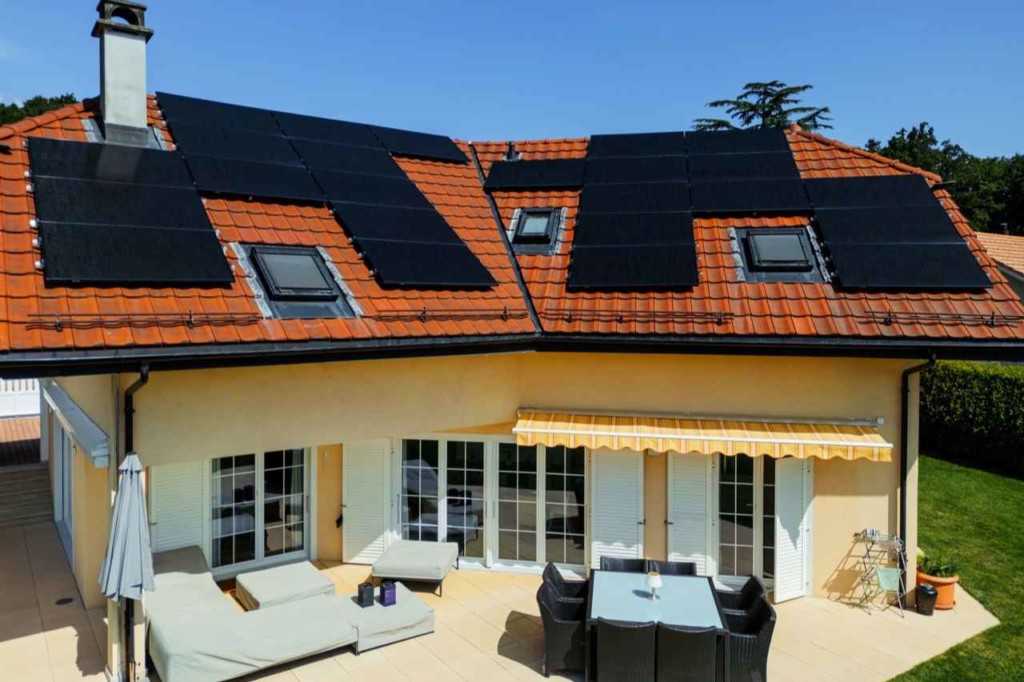 Terrasse de la maison équipée de panneaux photovoltaïques à Genolier