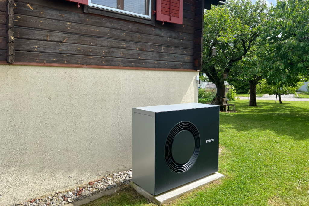 Unité extérieure de la pompe à chaleur Buderus dans le jardin à Savigny (Vaud)
