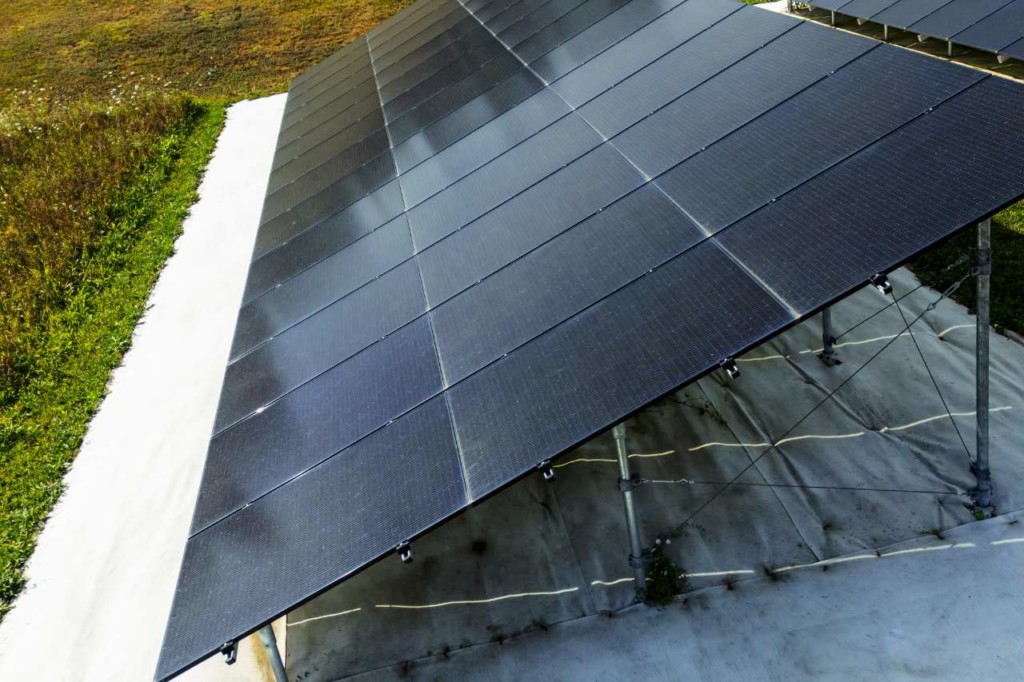 Panneaux solaires SunPower montés sur châssis dédiés à Founex