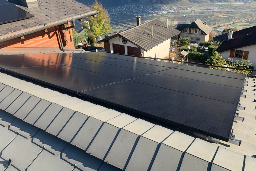 Panneaux solaires monocristallins avec vue sur la vallée du Rhône à Leytron
