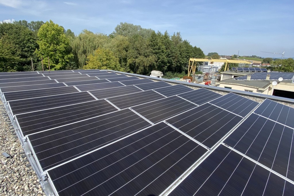 Panneaux photovoltaïques inclinés sur le toit plat de la société à Saint-Prex