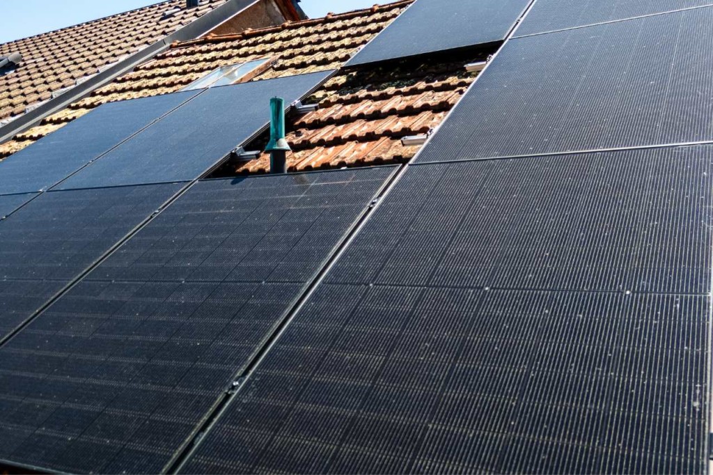Panneaux solaires à hétérojonction posés sur la toiture à Croix-de-Rozon