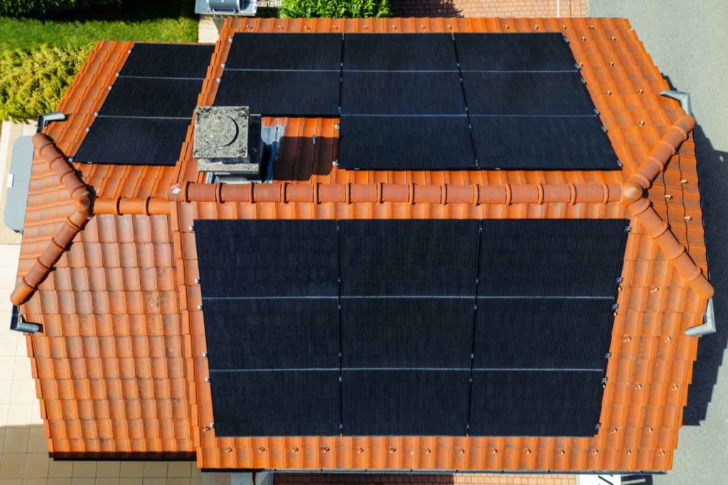 Panneaux photovoltaïques posés sur la toiture en tuiles à Genolier