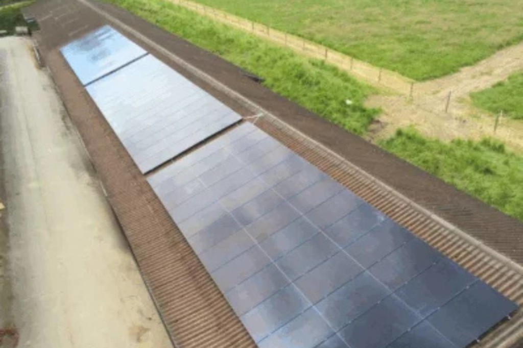 Rangées de panneaux solaires sur le toit de la ferme à Gressy (Vaud)