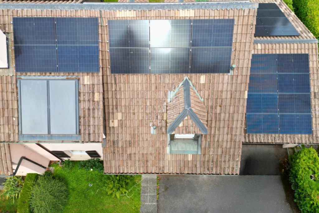 Panneaux photovoltaïques à hétérojonction posés sur les pans de toiture à Thônex