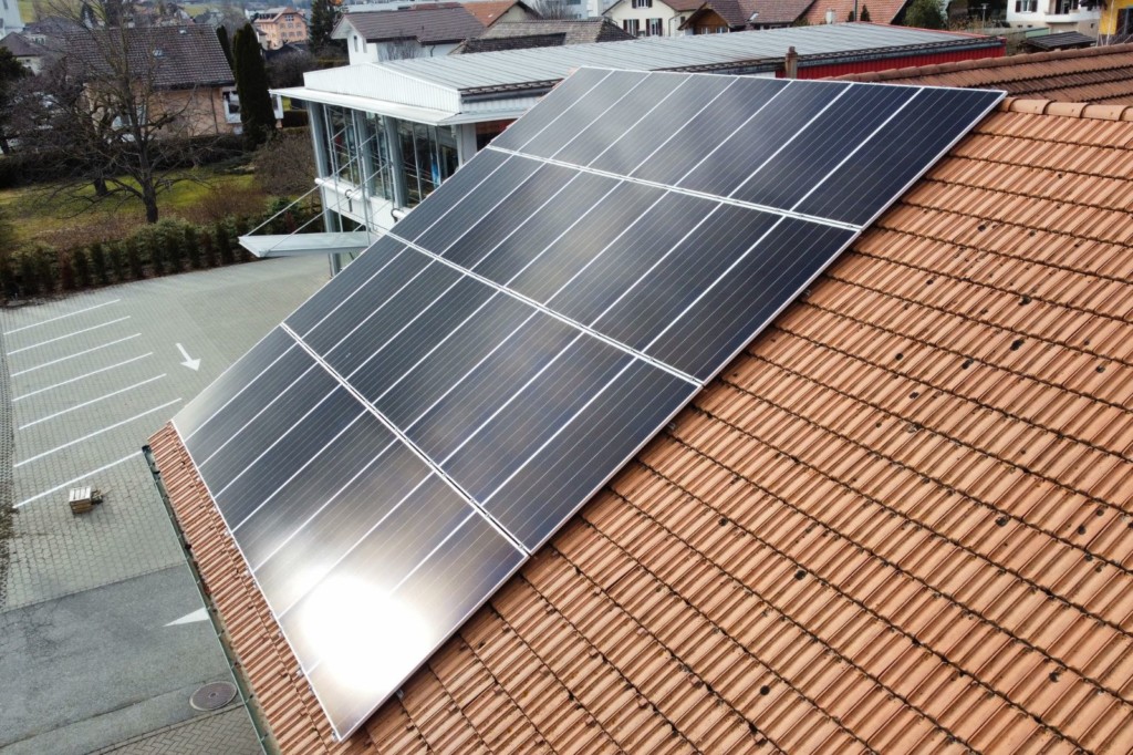 Panneaux solaires installés sur le toit de l'atelier à Vuadens (Fribourg)