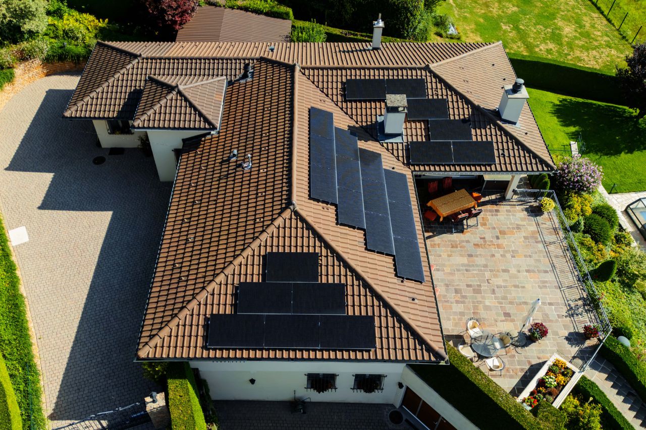 Maison avec panneaux solaires sur toiture en tuiles en Suisse romande