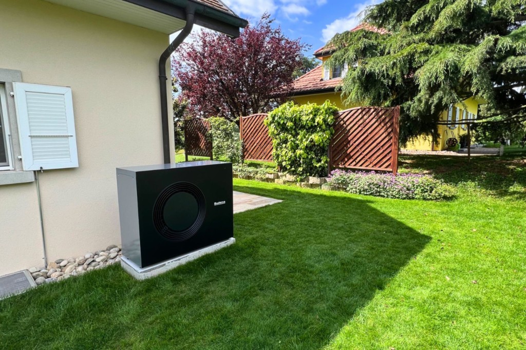 Pompe à chaleur air-eau Buderus installée dans le jardin à Denens (Vaud)