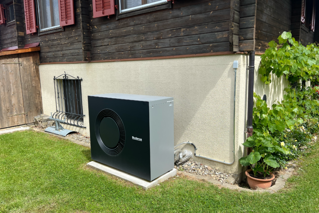 Pompe à chaleur air-eau Buderus Logatherm installée contre la maison à Savigny