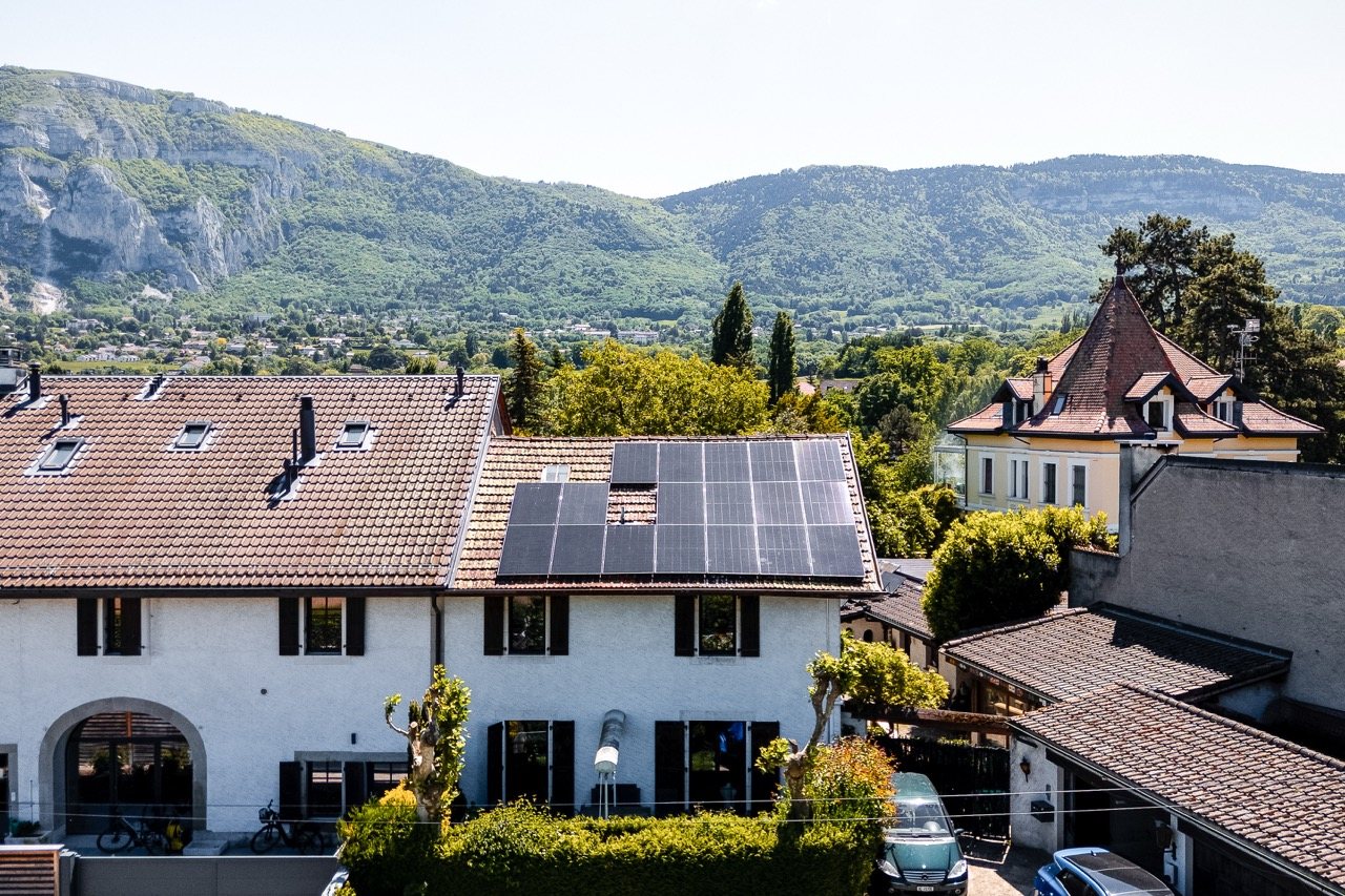 Maison en Suisse romande équipée de panneaux solaires alimentant sa climatisation