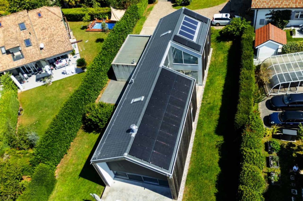 Vue drone de la villa d'architecte avec panneaux solaires à Commugny (Vaud)