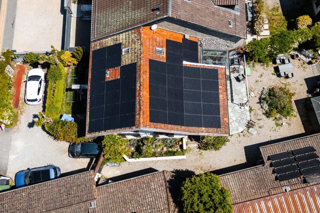 Vue aérienne des panneaux photovoltaïques sur les deux pans de toiture à Croix-de-Rozon
