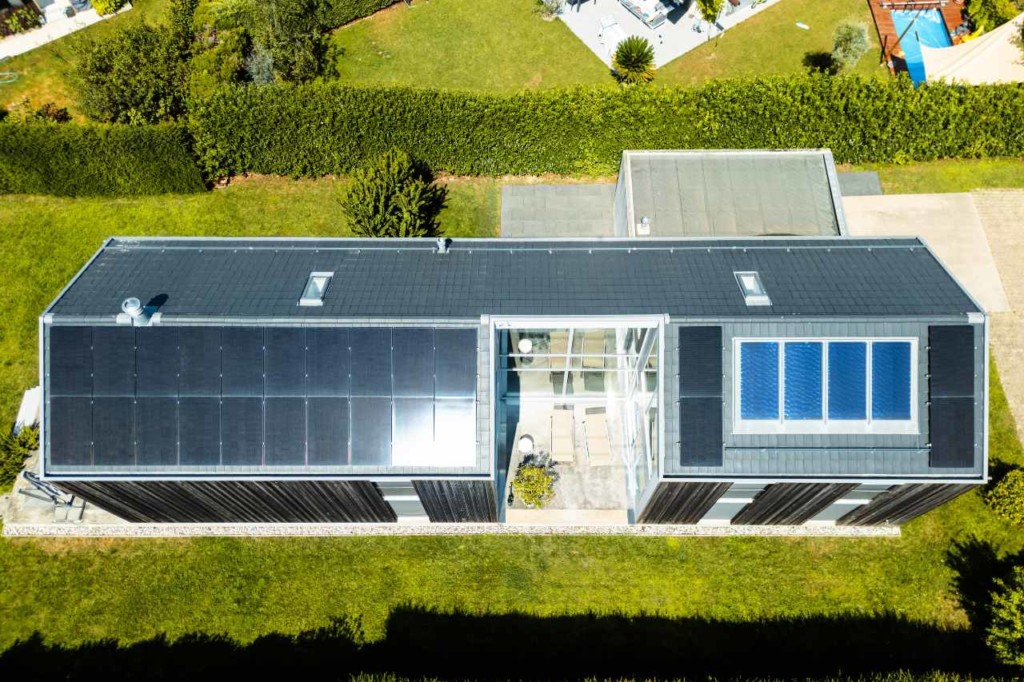 Vue aérienne de l'installation solaire de la villa d'architecte à Commugny