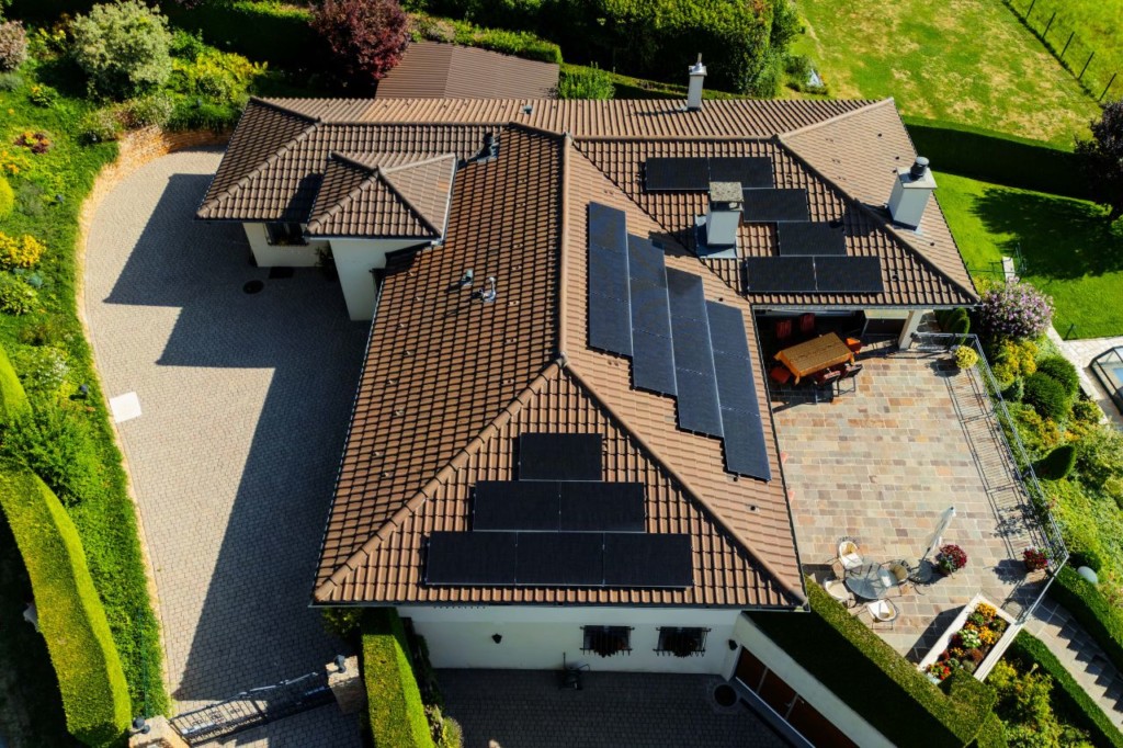 Vue aérienne de l'installation solaire répartie sur les pans de toiture à Givrins