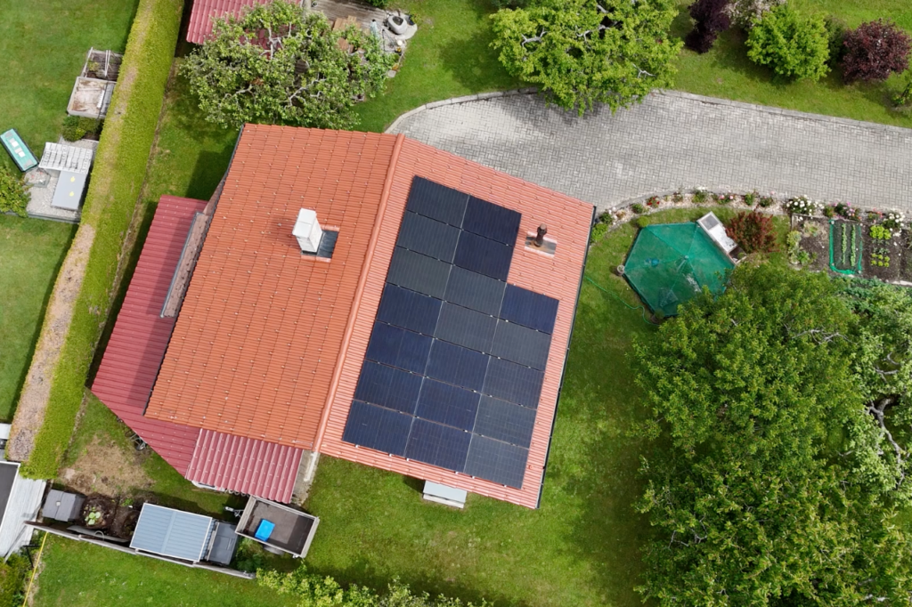Vue aérienne des panneaux photovoltaïques à hétérojonction sur la toiture à Savigny