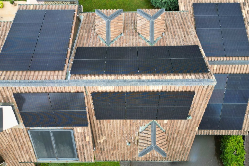 Panneaux solaires sur immeuble en suisse