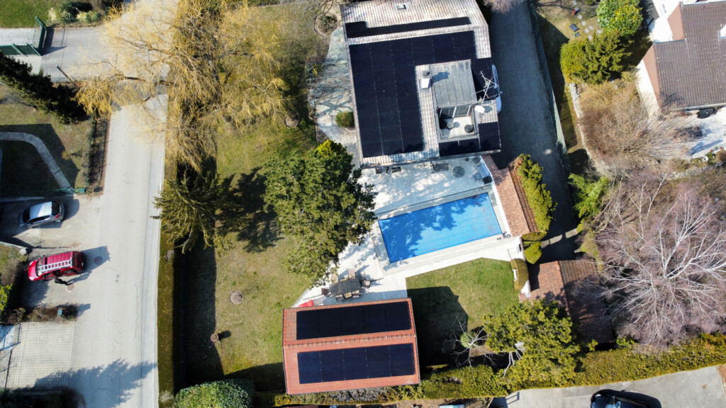 une villa avec piscine dans le canton de Vaud, équipée de panneaux solaires par naoenergy